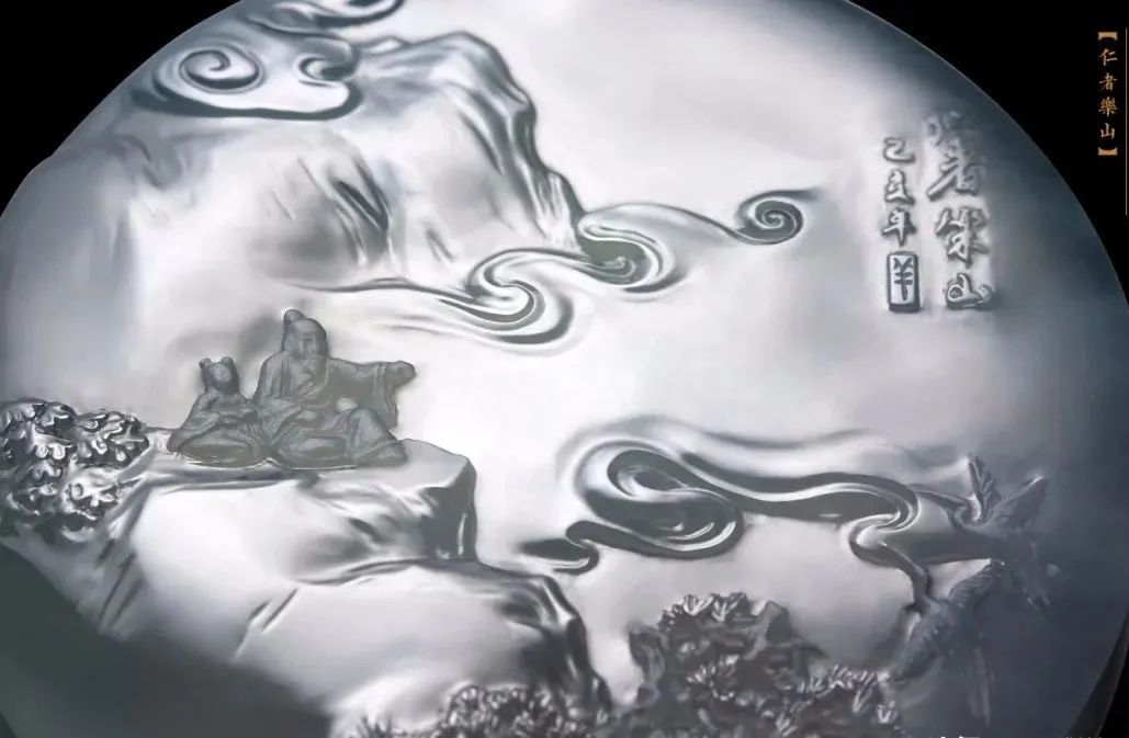 雕刻|一块白冰带棉的翡翠手镯芯，玉雕师雕刻成这样！