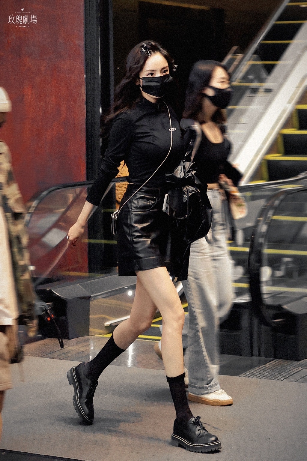 杨幂|杨幂私服绝了！胸前镂空展现性感，红手套简直是画龙点睛