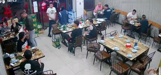 骚扰不成借酒发疯!唐山烧烤店男顾客群殴女顾客事件不能常规处理