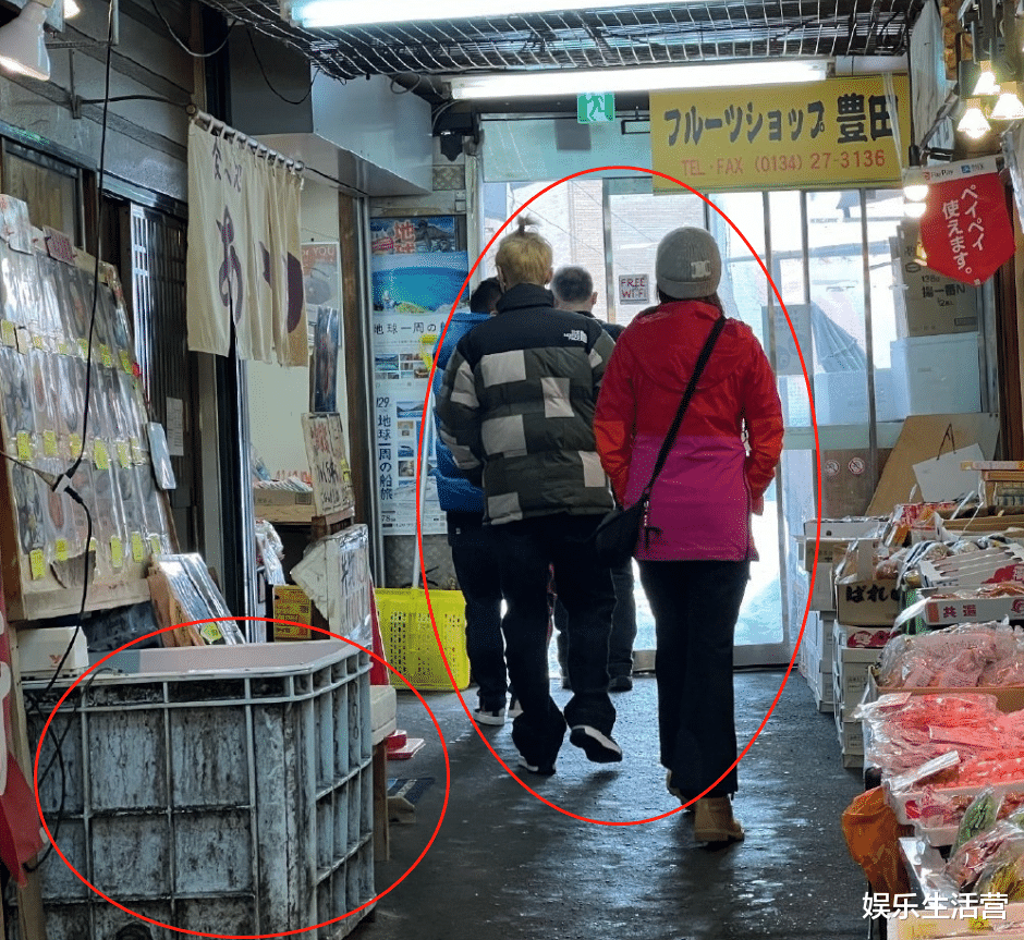 关晓彤|关晓彤鹿晗日本逛市场被偶遇,女方戴4750元针织帽,被嘲穿搭太土