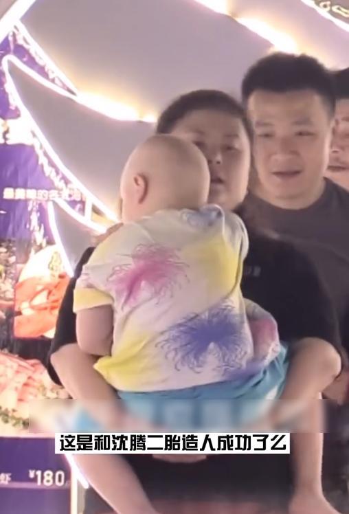 王琦|沈腾曝婚变后,老婆王琦抱儿子公开露面,腹部凸起明显被猜怀二胎