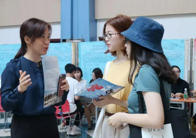 本科生|本科生入职后心态崩了：同事全是大专生，500分跟300分殊途同归