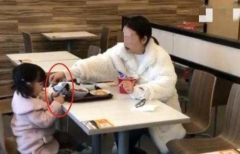 服务区母女吃饭引注意，被抓拍走红，网友：这是在“害”孩子