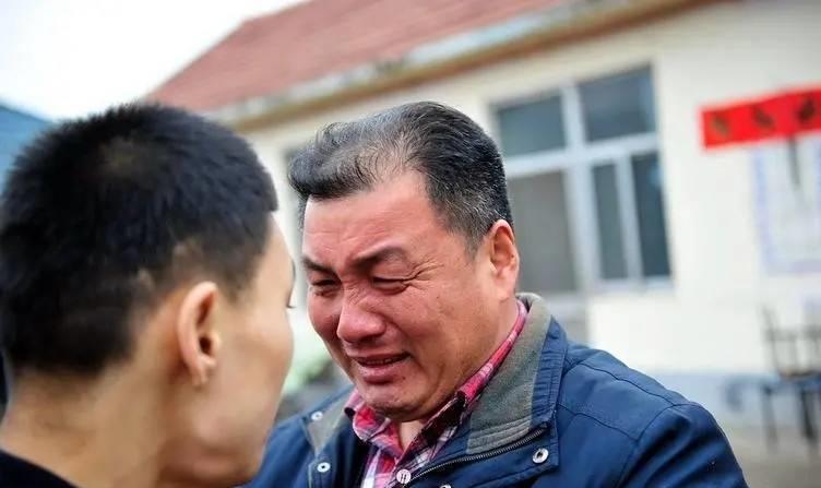 原创母亲去世后,继父狠心抛下我去城里享福,发现真相后,我泣不成声!