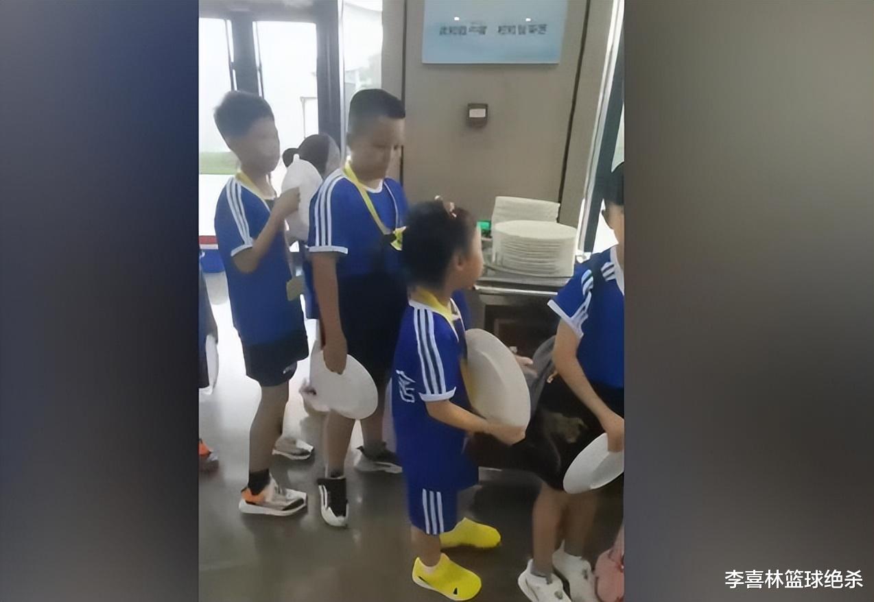 王楠|好乖巧！王楠6岁女儿集训盛饭，礼让大姐姐，网友：不争不抢