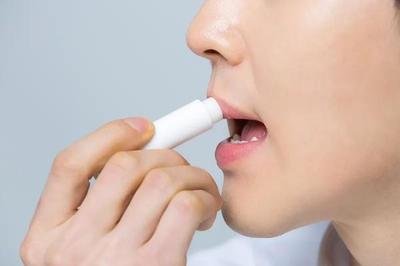 按摩 诗踏绮:春季教你4个护唇妙招