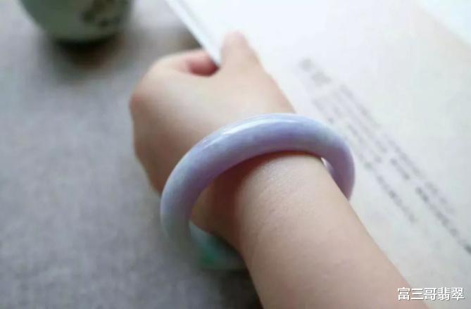 翡翠手镯|翡翠手镯圈口到底是买紧点好,还是买松点好?