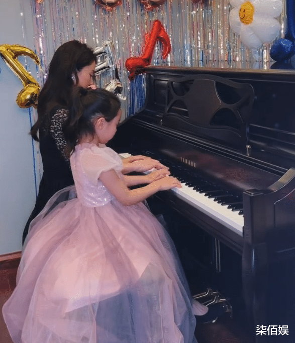 董璇|董璇分享亲子时光,与酒窝扎同款麻花辫,母女俩似一个模子刻出来