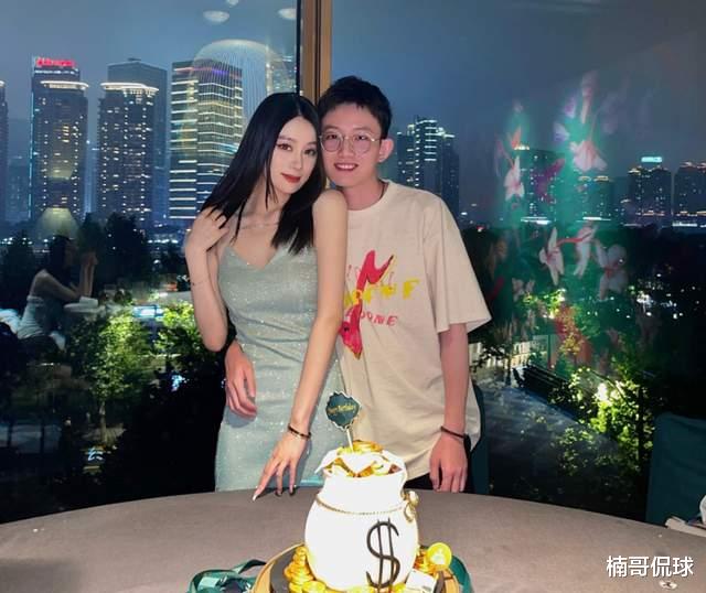 范志毅|范志毅女儿街边跳舞惹关注！纤腰细腿好身材，大7岁男友事业有成已获范志毅认可