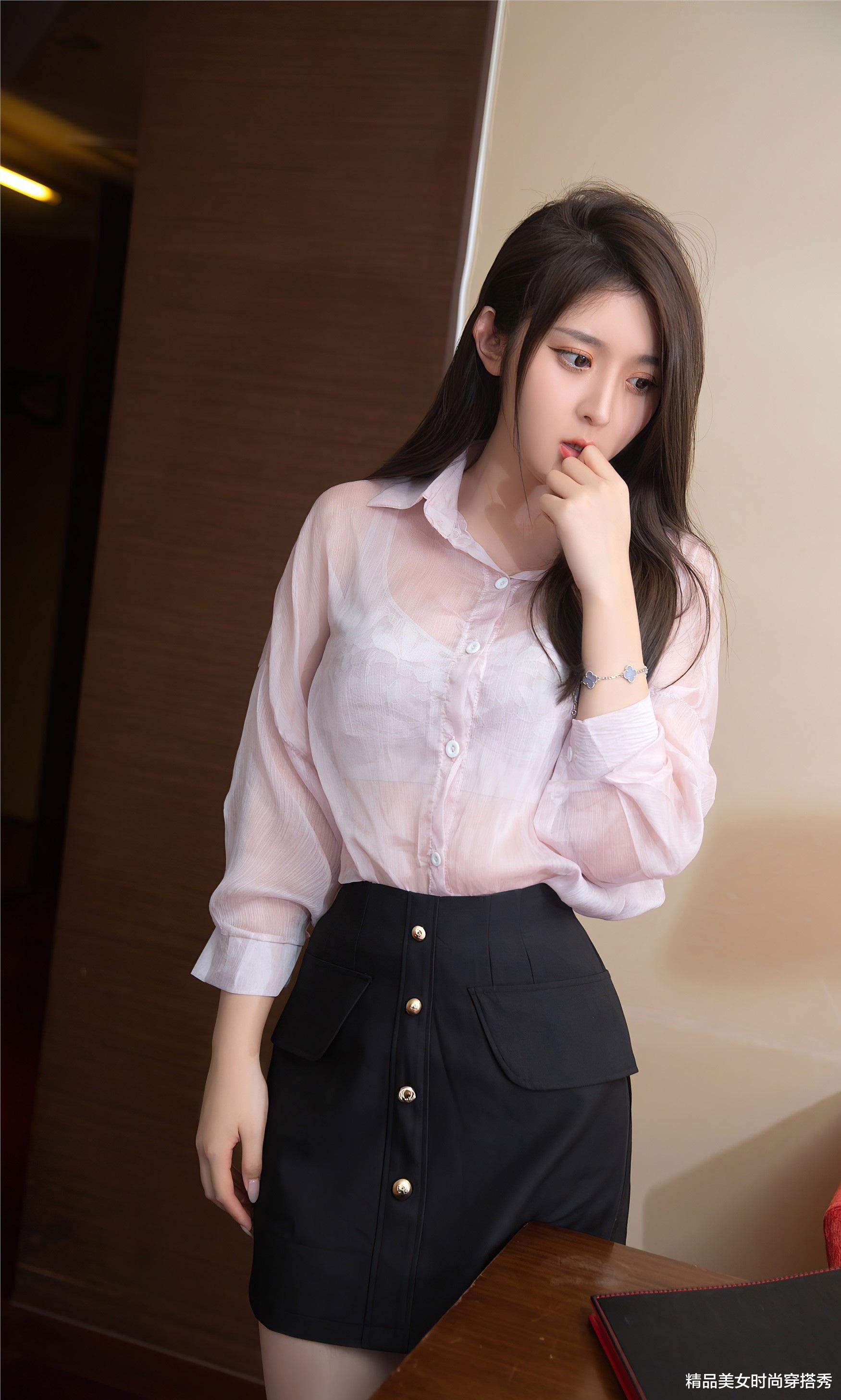 衬衫|藕粉色衬衫搭黑色半身裙简约又不失个性，让你在职场中轻松出彩
