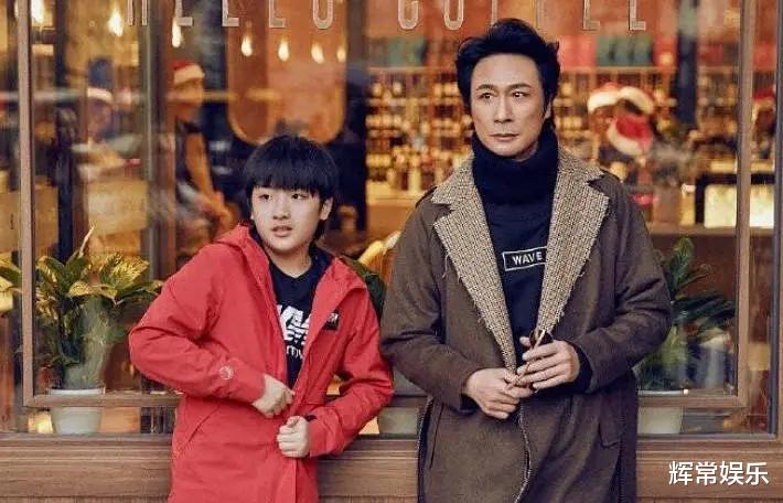 吴镇宇|吴镇宇被儿子晒丑照称，我家里进贼了坐在沙发上，果然坑爸爸的还是儿子