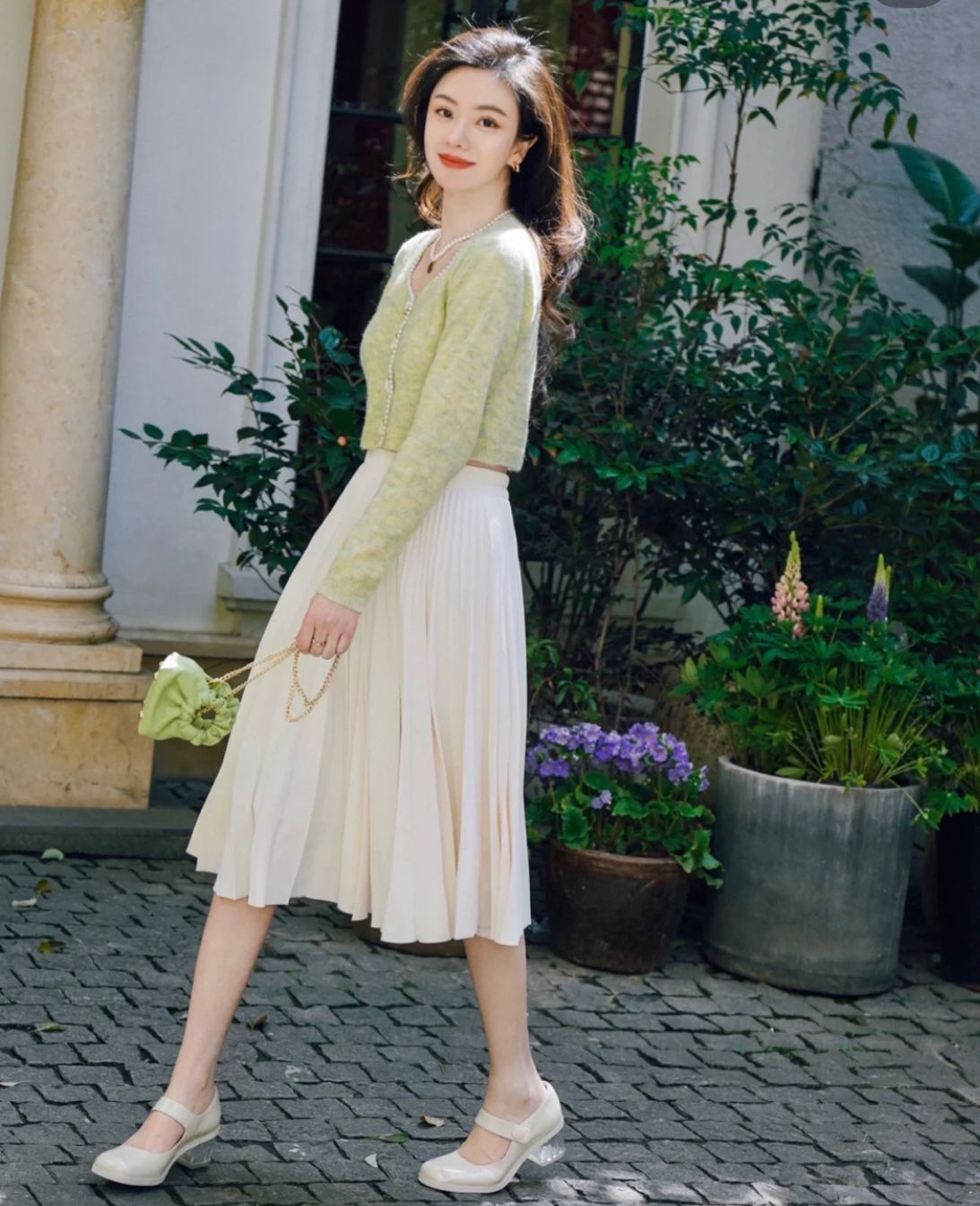 入秋后火了一种穿搭,叫“开衫+过膝裙”,中年女人穿知性优雅