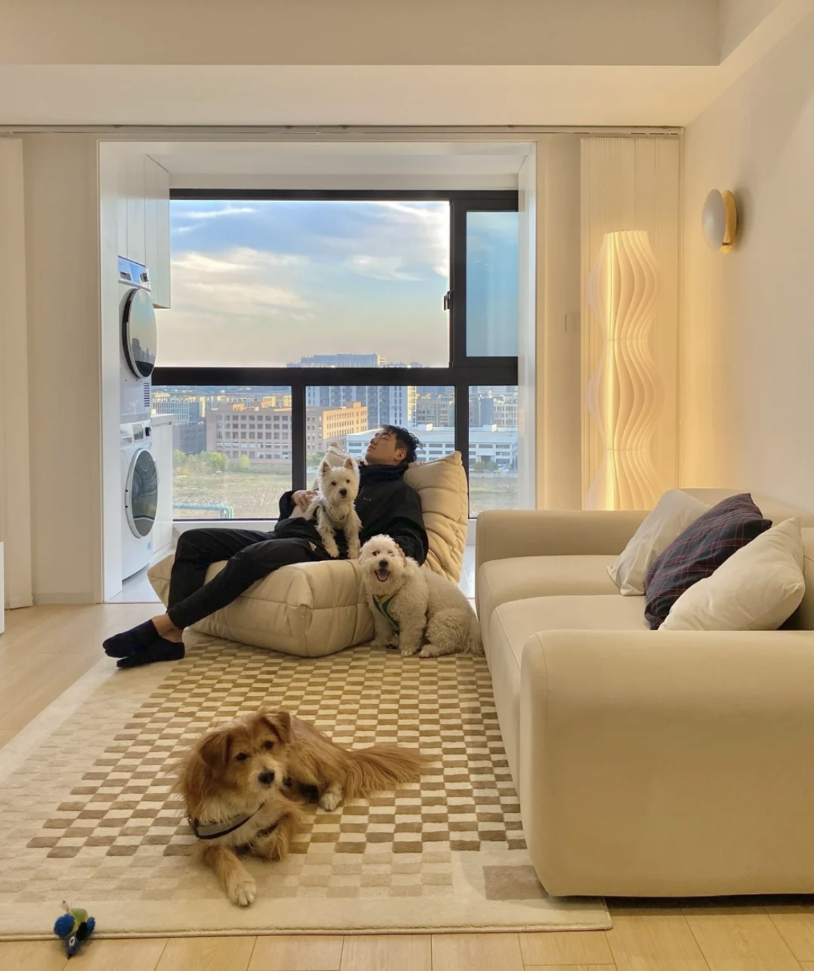 这才是当下年轻人们的客厅,好看又实用,关键还有趣!