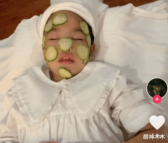 包贝尔|包贝尔妻子晒女儿近照，戴五彩发辫很时髦，穿500元卫衣被嫌贵