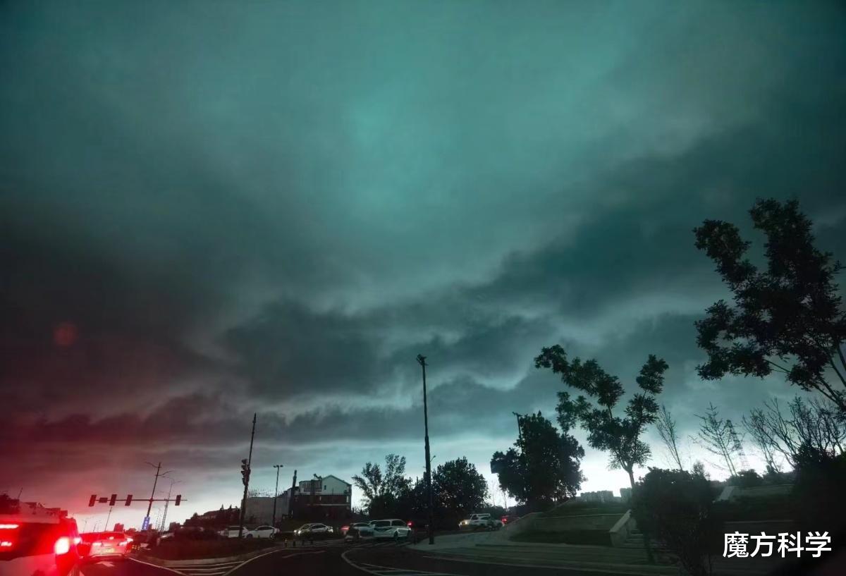 |导弹来了?台东突现罕见火红“蘑菇云”!自然现象还是天降异象?