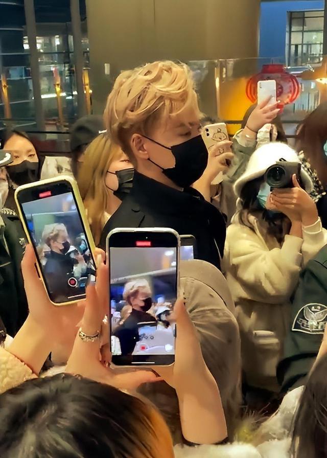 近百女粉丝接机男爱豆，现场拥挤且不听疏导，还拉拽推搡执勤警察