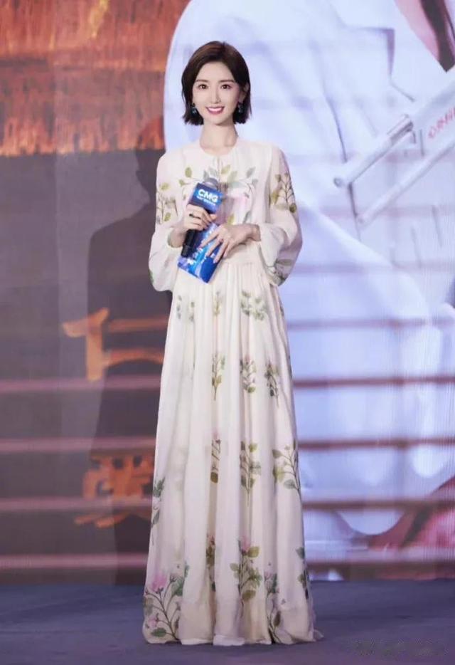 毛晓彤|毛晓彤最新造型,花朵长裙太美啦