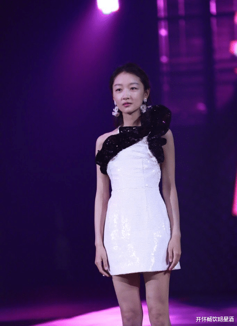 周冬雨|“日月潭”的黑白连衣裙，周冬雨再现最美风姿，网友：无敌！