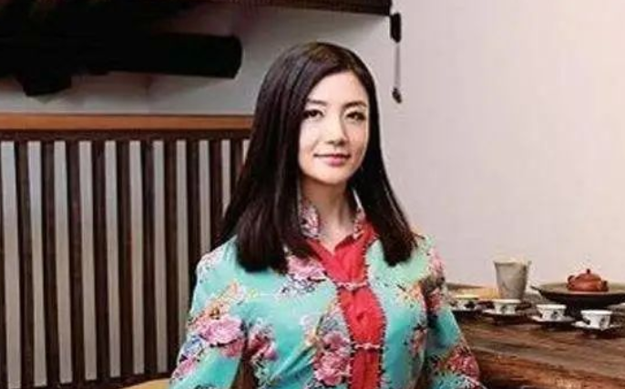 李颖|马云背后的女富豪:颜值堪比奶茶妹妹,30岁身家百亿却至今未婚?