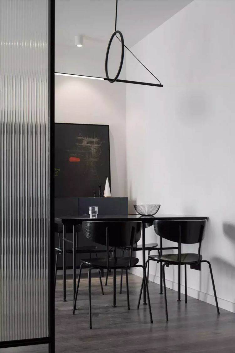 97平现代3室2厅，全屋黑白灰，L型玻璃墙书房，开阔精致