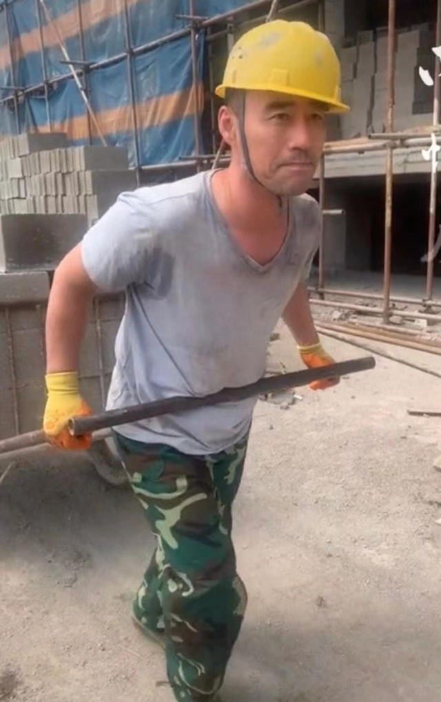 工地|“旭日阳刚”王旭重回工地打工，穿破衫睡板房，床单枕巾满是油污