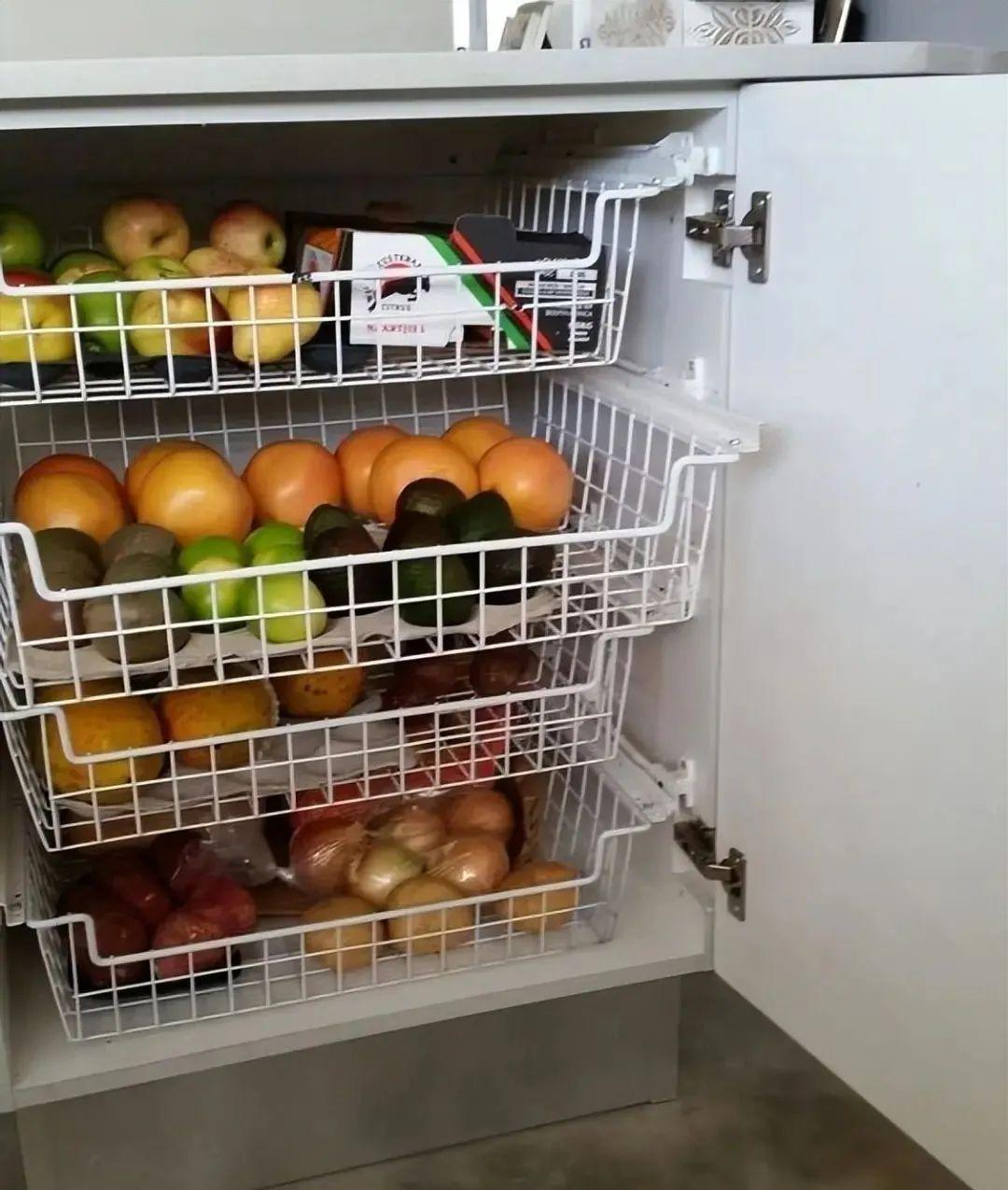 柜内收纳不要一块隔板,用铁艺置物架代替,钱省了,实用性也不低