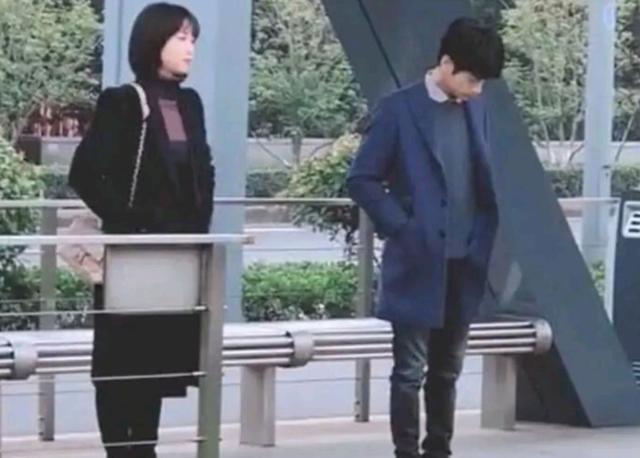 郑少秋|男星维护形象的5种方式：郑少秋戴假发，华晨宇穿厚跟鞋