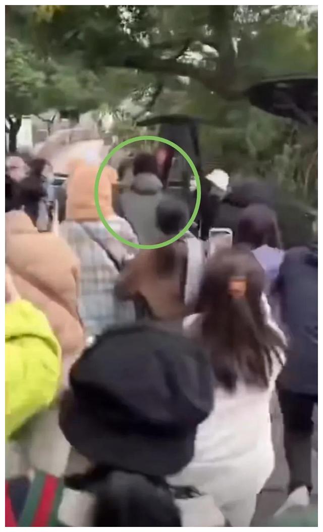 乌镇戏剧节|在乌镇戏剧节第三天的王一博，和程耳看戏剧，自在终被打破