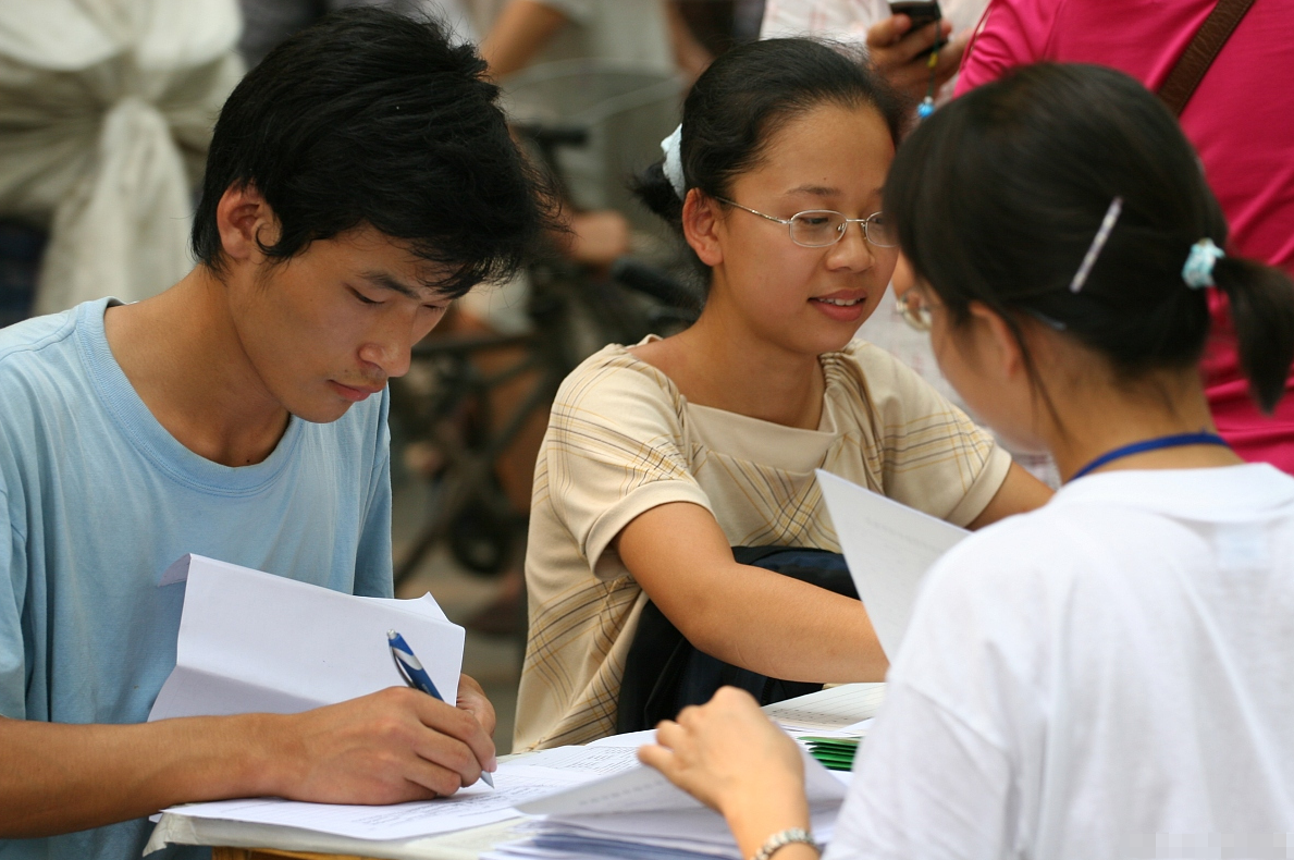 大学生|“三不娶”行业引发网友争议，银行女也在其中，从业者连连叫屈