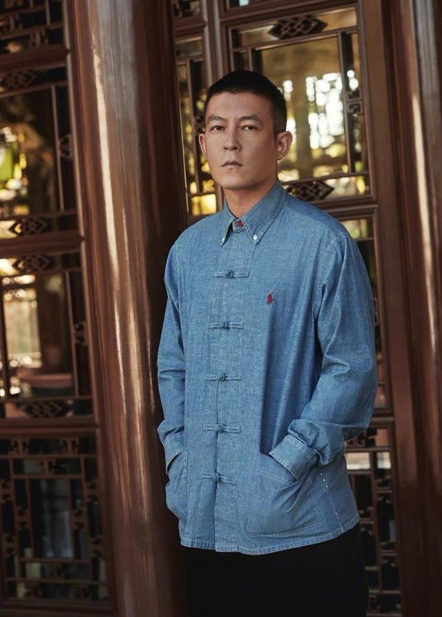 陈冠希|41岁陈冠希罕见晒娃营业,陪5岁女儿Alaia练习骑自行车,画面温馨有爱