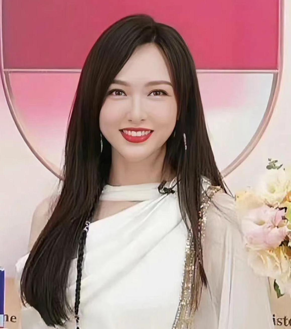 唐嫣|唐嫣直播仅200观众!脸部浮肿整容过度,网友:都是科技与狠活