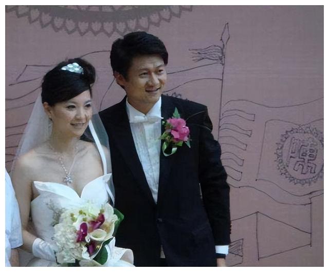 周瑾|东方卫视主持人排行榜,第一名是周瑾?她是一位老阿姨了啊