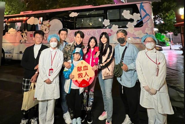 吴尊与家人欢度周末，一双儿女气质出众星范足，NeiNei颜值爆表
