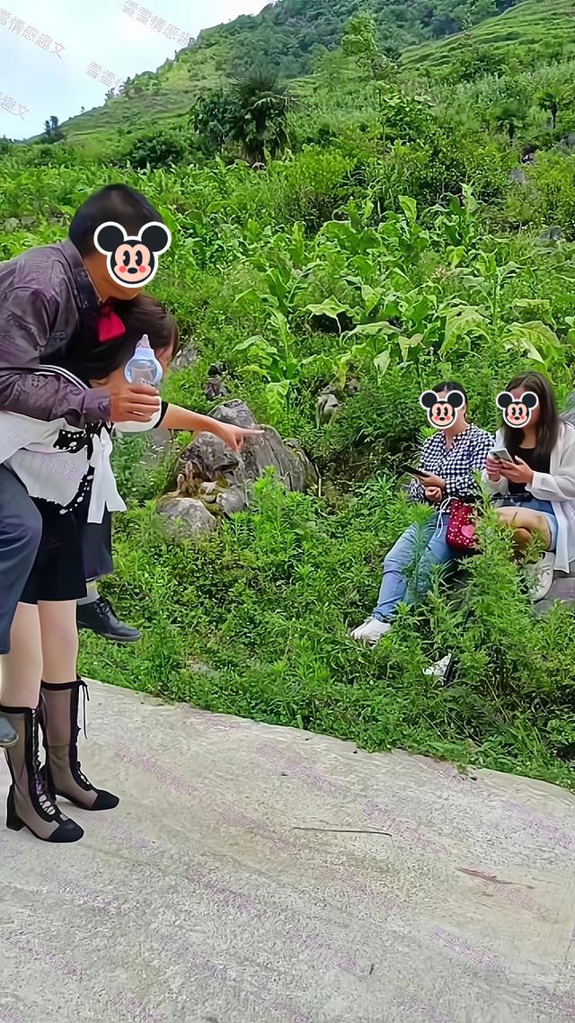 两女子看到一女子背喝醉酒的丈夫回家,深感自愧不如:我没她贤惠