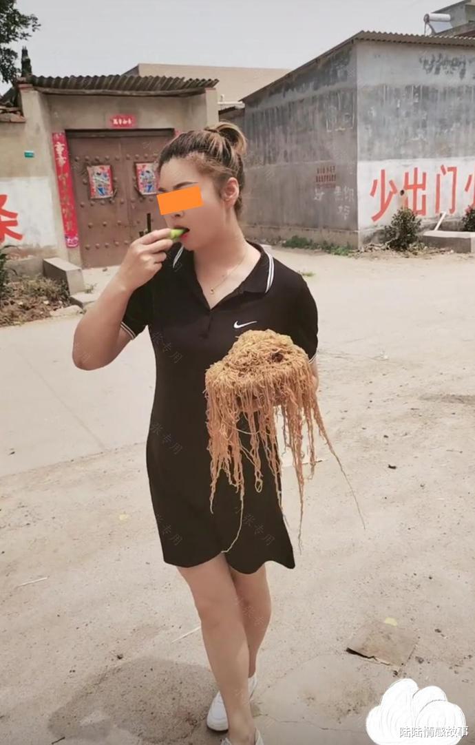 女子相亲失败被母亲赶出家门,站在家门口吃面条,网友:这是亲妈