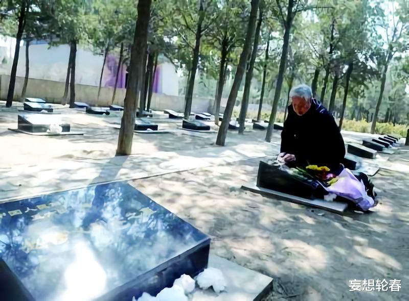 84份国家绝密档案惊现地摊,老人闲逛时发现,花3千元全部买下