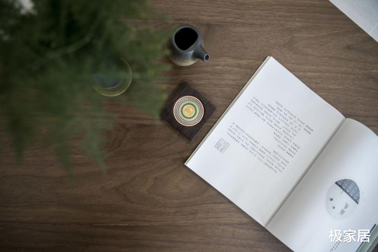 二手房的大爆改,打造极简现代家居环境,满足三口人的生活需求