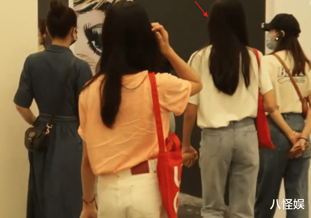 关悦|董璇和闺蜜带孩子看展，关悦俩女儿罕露正脸，老大长发披肩好清纯