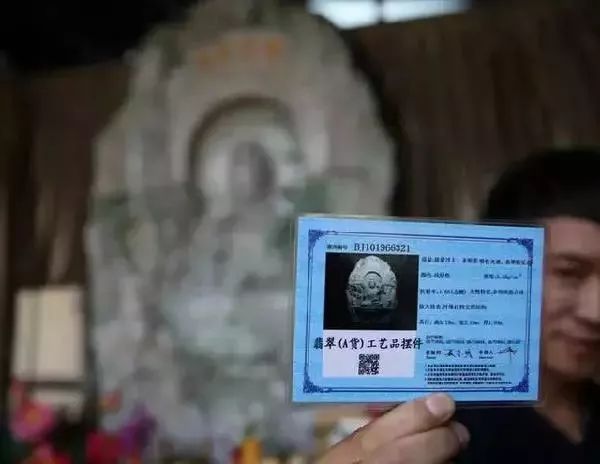 翡翠|土豪楼主请来镇楼之宝，里外包裹3层，全程保安押送，里面竟然是…