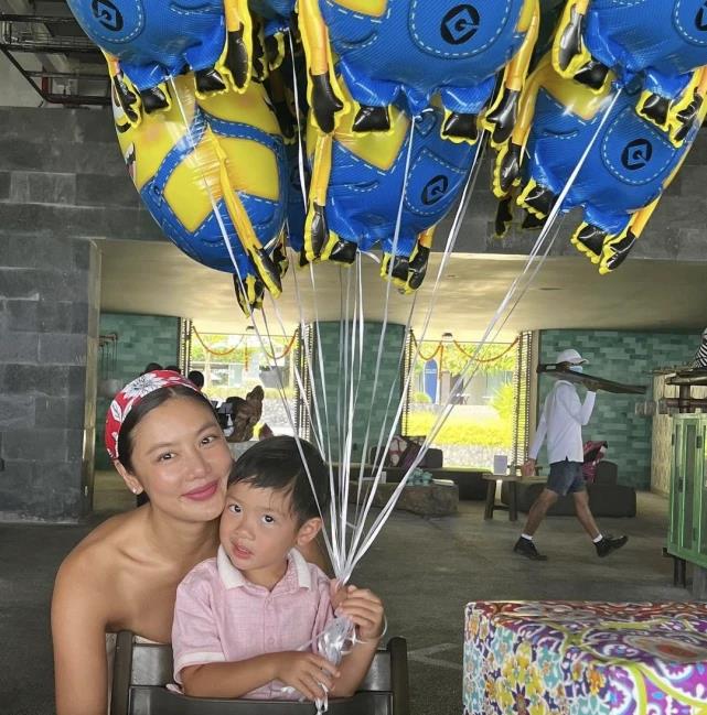 乐基儿|乐基儿一家三口为娃庆生!儿子似妈妈烙饼,丈夫罕露面比黎明还帅