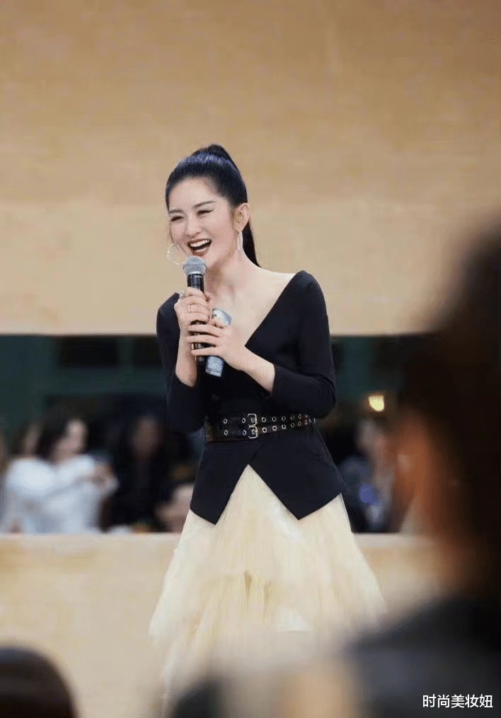 韭菜 谢娜“逆袭”回归主持，穿露肩衣扎高马尾，气场强大又高级