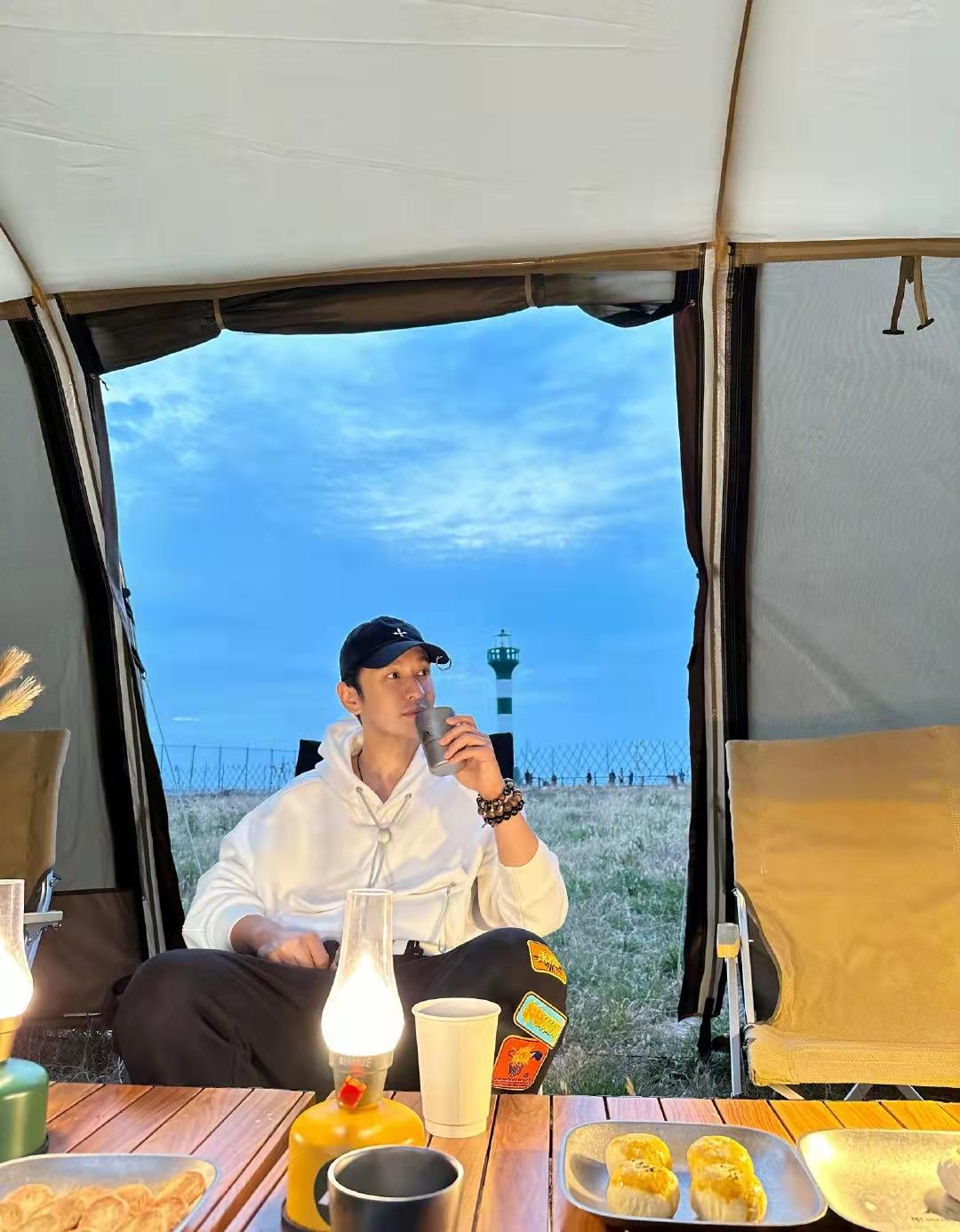 |黄晓明与新欢露营？享受烛光晚餐氛围满分，路透照有气质又高又白