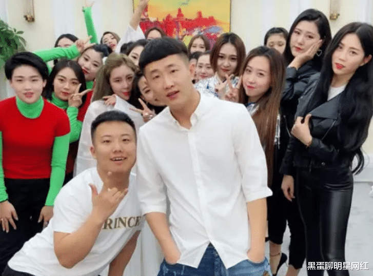 |网红张二嫂“徒孙”，直播人气破50万，与二子爷上演“商业互吹”