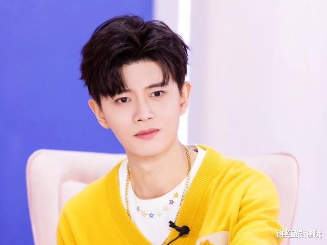 暮色心约|《暮色心约》拍摄现场，粉丝围堵拍照，任嘉伦双手叉腰一脸无奈！