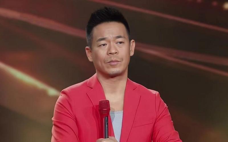 孙浩|53岁孙浩现身容颜未改状态好,房子简陋摆设陈旧,至今未婚无子女