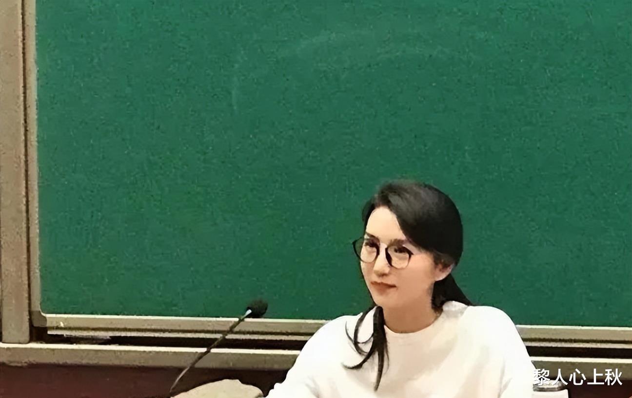 丝瓜 “万人迷”陈好讲课被偷拍！不化妆皮肤白亮，拿保温杯上课太真实