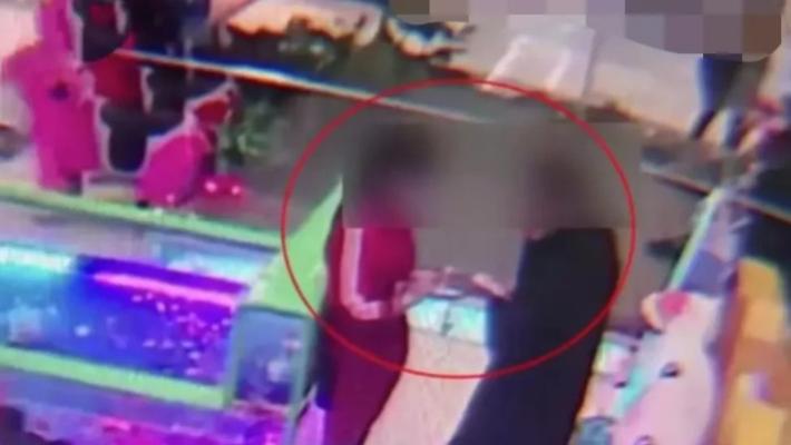 浙江，绍兴。张女士的游乐园收益变少，30多万不知去向，店员的一个举动引起了她的怀疑