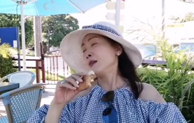 田震|55岁田震在澳洲喝咖啡视频曝光，引起全网关注！