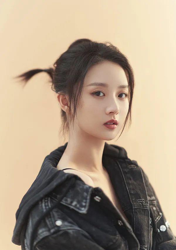 写真|廖银玥靓丽写真大秀白皙香肩！雪肤玉貌美得让人窒息