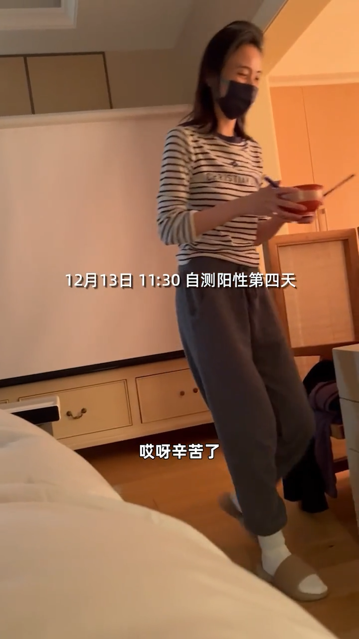 李亚鹏|海哈金喜带女儿装饰圣诞树，李亚鹏把孩子扛在肩膀，网友赞有烟火气